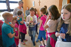 Kinderkarfreitagsliturgie im Gemeindezentrum (Foto: Karl-Franz Thiede)